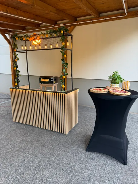 Mobilne stanowisko Pizza Party z drewnianymi lamelami i neonem PIZZA